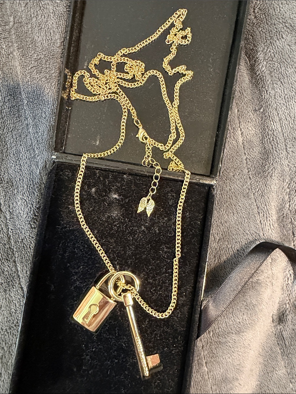 NIB Victoria’s Secret Gold Padlock and Key Pendant Necklace on 36” Chain